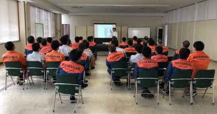 消防士の人たちが研修に参加している様子を室内後方から写した写真