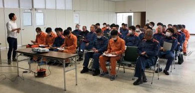 消防士の人たちが研修に参加している様子を室内前方斜めから写した写真