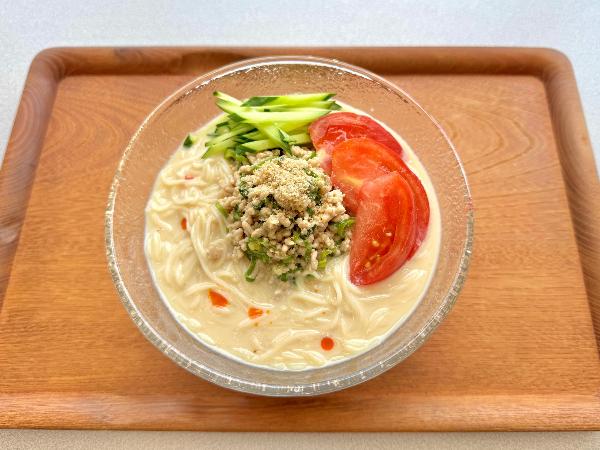 器に盛られた冷やし豆乳担々そうめんを上から写した写真