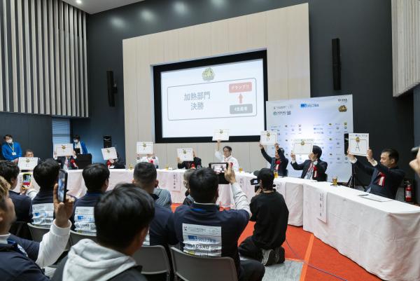 会場で牡蠣評価会が行われている様子の写真