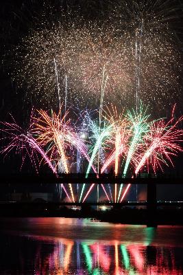 花火が橋越しに上がっている様子を写した作品