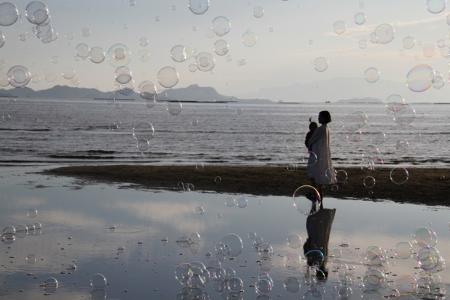 新舞子の海とシャボン玉と親子を写した作品