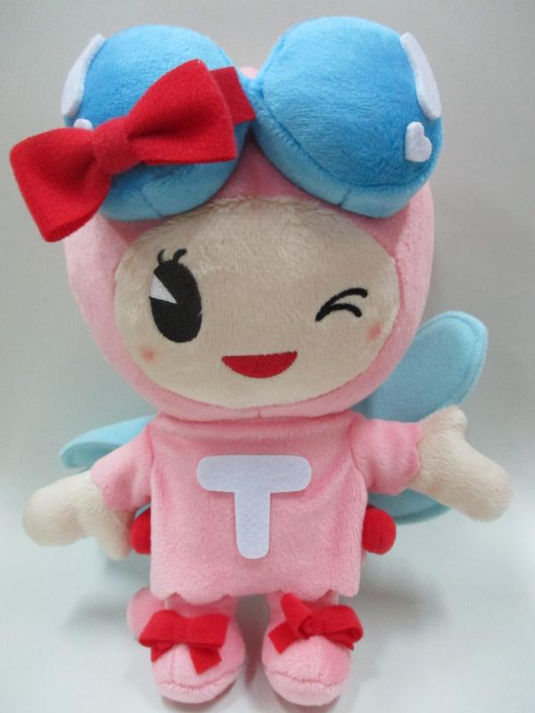 とんぼの目と羽と赤いリボンがついているピンクの服を着た可愛らしいあかねちゃんのぬいぐるみの写真