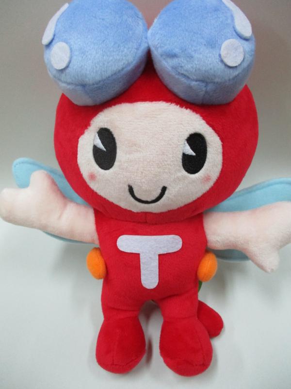 とんぼの目と羽がついている赤い服を着た可愛らしい赤とんぼくんのぬいぐるみの写真