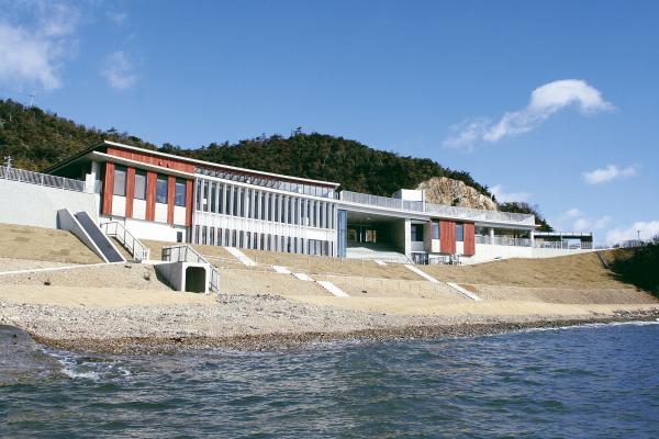 海岸から少し高くなったところに建てられた横長の大きな道の駅みつの外観写真