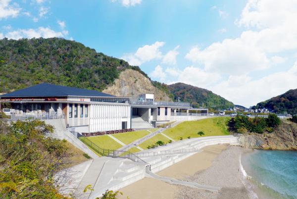 海岸そばの小高い場所に建てられた道の駅みつの建物の外観を斜め前から写した写真