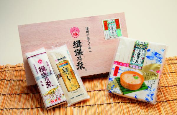 揖保乃糸と書かれた木箱入りの素麵の前に大袋に入った素麺と小袋に入った素麺が2つ並べれれている写真