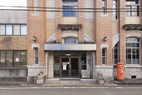 レンガ造り風のルネッサンス様式を呈した2階建てのうすくち龍野醤油資料館の建物外観の写真