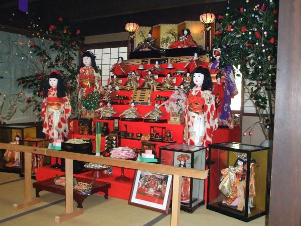 幼児の背程の雛人形から通常サイズの雛人形まで飾られた「八朔のひなまつり」の様子を撮影した写真