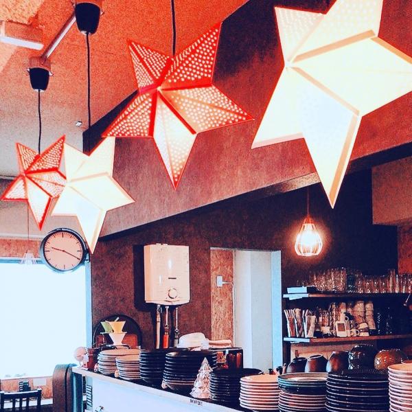 星型の電球が天井からつり下がっているカフェ内の写真