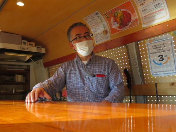 インタビューを受けている和田さんの写真