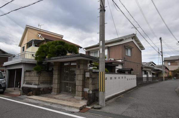 電信柱のすぐわきの交差点横に建つ物件番号202外観写真