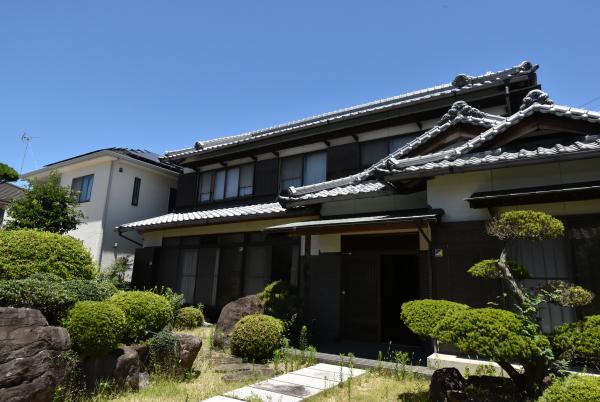 入り口が和風の庭園の造りとなっている物件番号212外観写真
