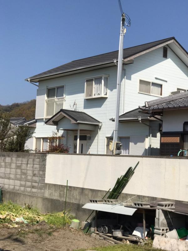 薄い水色の外壁をした2階建ての物件番号214外観写真