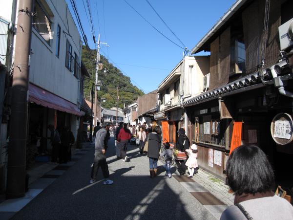 龍野の町をゆっくりと散策している人々を撮影した写真