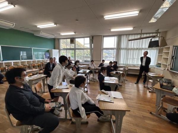 1人の男子生徒が立ち上がり発表をしている教室内の写真