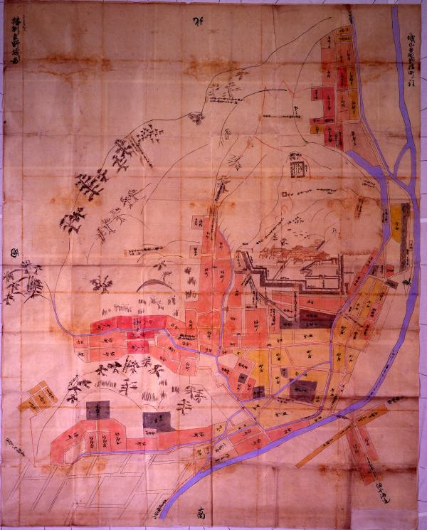 古い時代に1件ごとの区画が描かれた地図の写真