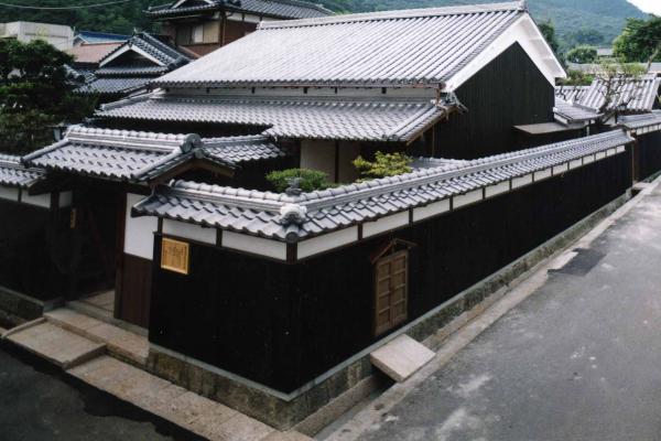 塀に囲まれ外観がこげ茶色の「たつの市武家屋敷資料館」の外観写真