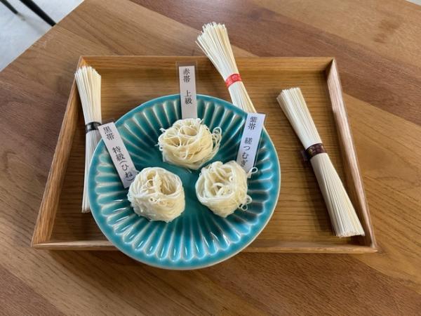 水色のお皿に盛られた3種類の素麺の写真