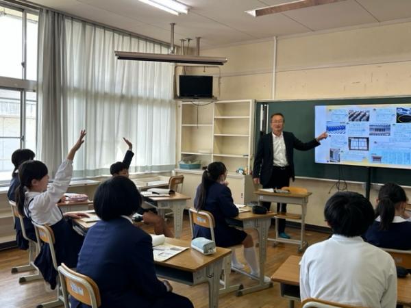 説明を聞いた生徒が挙手をしている写真