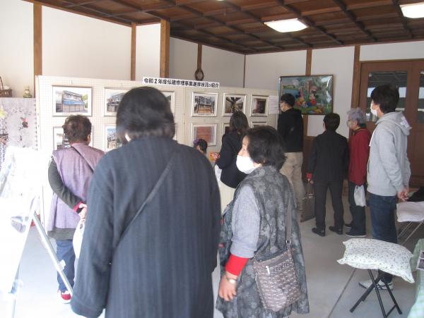 展示されている作品をたくさんの人たちが見学している写真