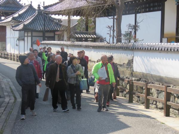 重要伝統的建造物群保存地区を散策している参加者の人たちの写真