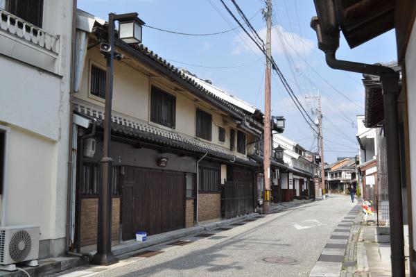 道路の両側に2階建ての家屋が立ち並んでいる下川原の写真