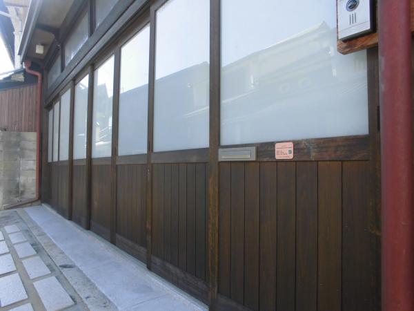 修理物件銘板を通り沿いから写した写真
