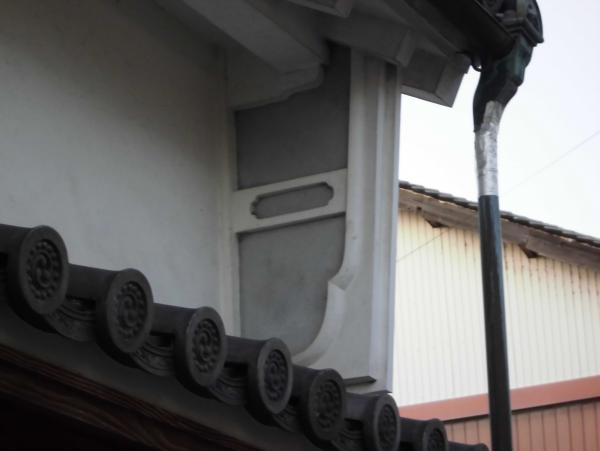 2階の外側の端に仕切りのような壁が取り付けられた卯建の写真