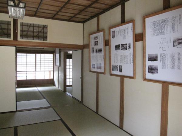 畳で連なった和室に説明板が飾られている座敷内の写真
