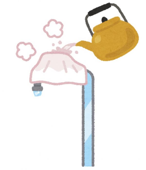 凍結した水道管にタオルをかぶせて薬缶からぬるま湯をかけているイラスト