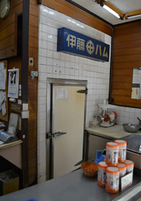 扉の上に「伊藤ハム」の看板がある写真