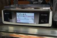 肉を測る機械に数字が表示されている写真