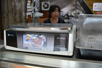 肉を測る機械に料理の写真が表示されている写