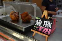 商品のの横に焼豚税込378と書かれた紙が立てかけてある写真