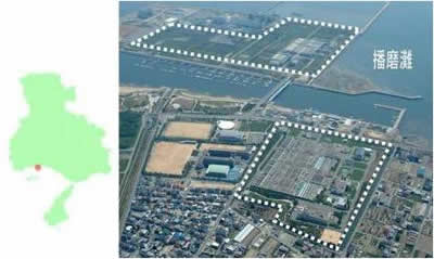 揖保川浄化センターの位置図と、広大な敷地を白い点で囲んだ揖保川浄化センターを上空から撮影した写真