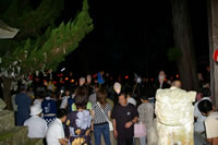 祭りを見に来た多くの人々の写真