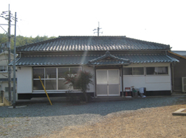 全体的に窓が多い一軒家のような白い外観と灰色の瓦屋根の南山公会堂