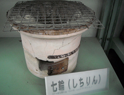 金属の網がのせてある七輪の写真