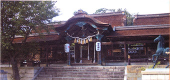 左右に駒馬が向かい合って設置された奥に拝殿が建っている賀茂神社の写真