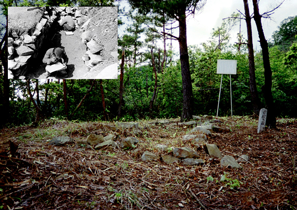 明治時代に発見された竪穴式石室を調査する様子を撮影した白黒写真と現在の吉島古墳を撮影した写真
