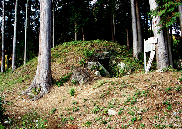 土で盛られた天神山1号墳の石で造られた入り口前を撮影した写真