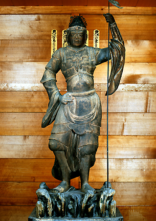 見性寺にある片手は腰にもう片方の手で槍を持つ勇ましい姿の毘沙門天立像の写真