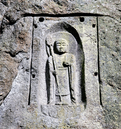 崖面に彫られた石仏を正面から撮影している写真