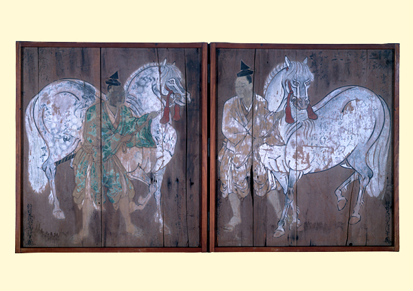 2頭の体の大きな葦毛の馬を引き連れる2人の男性を描いた神馬図額元信筆の作品を撮影した写真