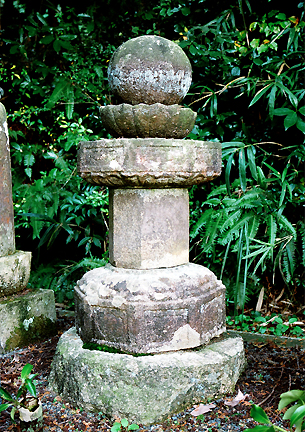 梅岳寺境内にある形の違う5つの石が積まれた無縫塔の写真