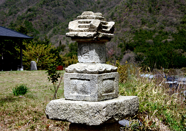中山寺跡にある宝篋印塔を山を背景に正面から撮影した写真