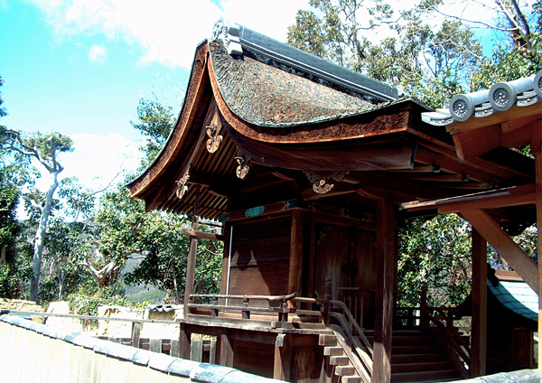 賀茂神社の中にある御祖社を斜め前から撮影した写真