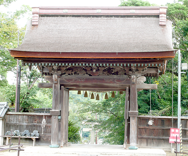 賀茂神社の表門にある荘厳かつ重厚な四脚門を撮影した写真