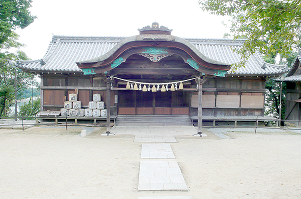 綺麗に整備された賀茂神社内にある拝殿を正面から撮影した写真